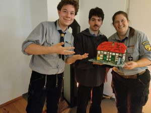 Die "alte" Stammesführung mit Flos selbstentworfener Pfadischeune