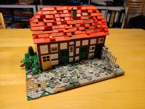 Von der Hofseite aus - mit Bauzaun und kaputtem Pflaster